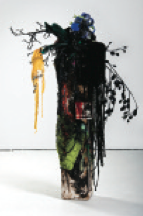 Rosario Bond. Beautiful trash (Eve). 2009. Mixed Media H.66 O verall 56 in. Técnica mixta, altura total 142 cm.