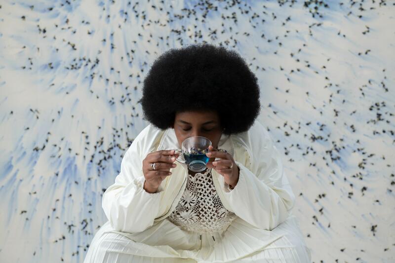 ABSTRACCIÓN Y TIEMPO: JULIANA DOS SANTOS INAUGURA RESIDENCIA PARA MUJERES ARTISTAS EN SÃO PAULO  