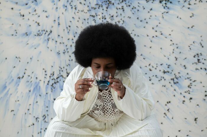 ABSTRACCIÓN Y TIEMPO: JULIANA DOS SANTOS INAUGURA RESIDENCIA PARA MUJERES ARTISTAS EN SÃO PAULO  