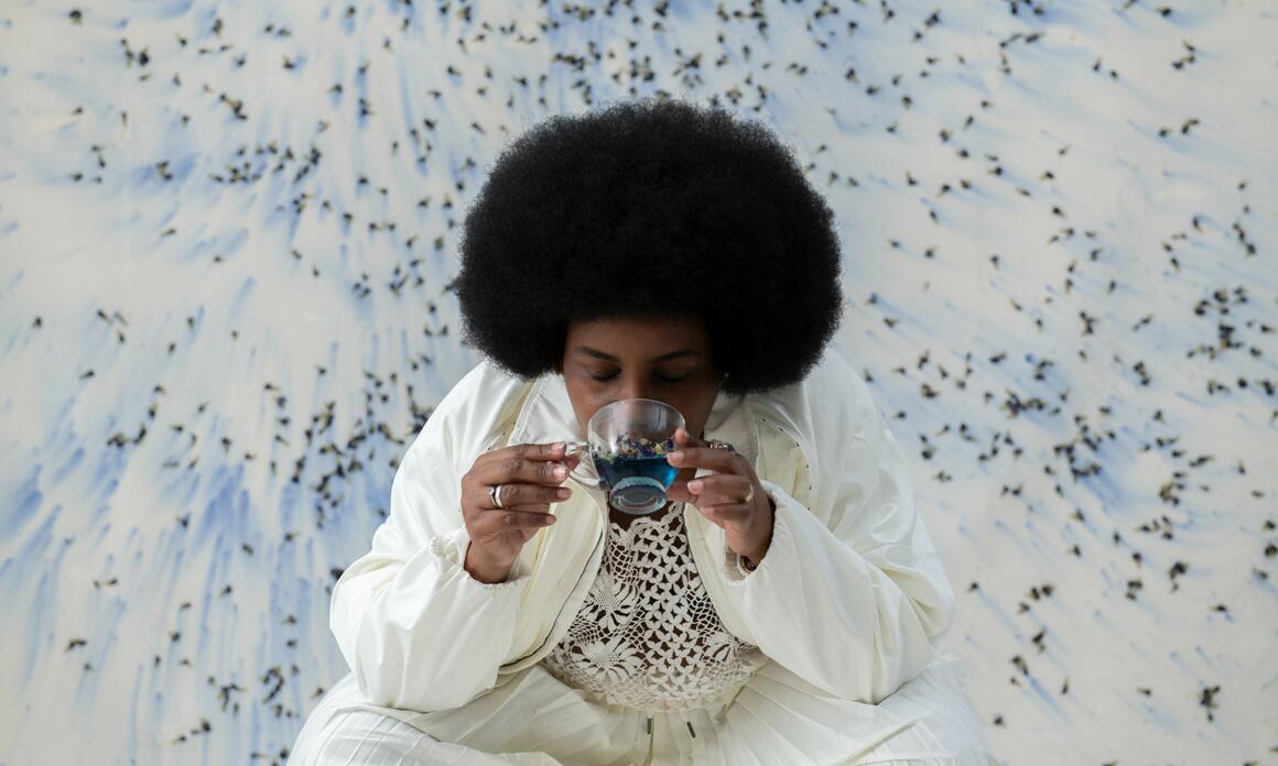 ABSTRACCIÓN Y TIEMPO: JULIANA DOS SANTOS INAUGURA RESIDENCIA PARA MUJERES ARTISTAS EN SÃO PAULO  