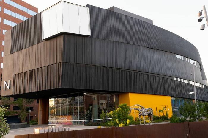 ARTE FRENTE AL COLAPSO: 193 ARTISTAS IMAGINAN FUTUROS POSIBLES