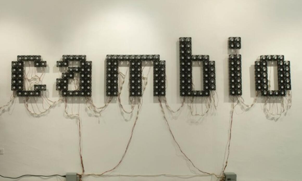 Alejandro González. Sin Título. Instalación, 178 ventiladores de equipos electrónicos. 100 x 330 cm, 2009