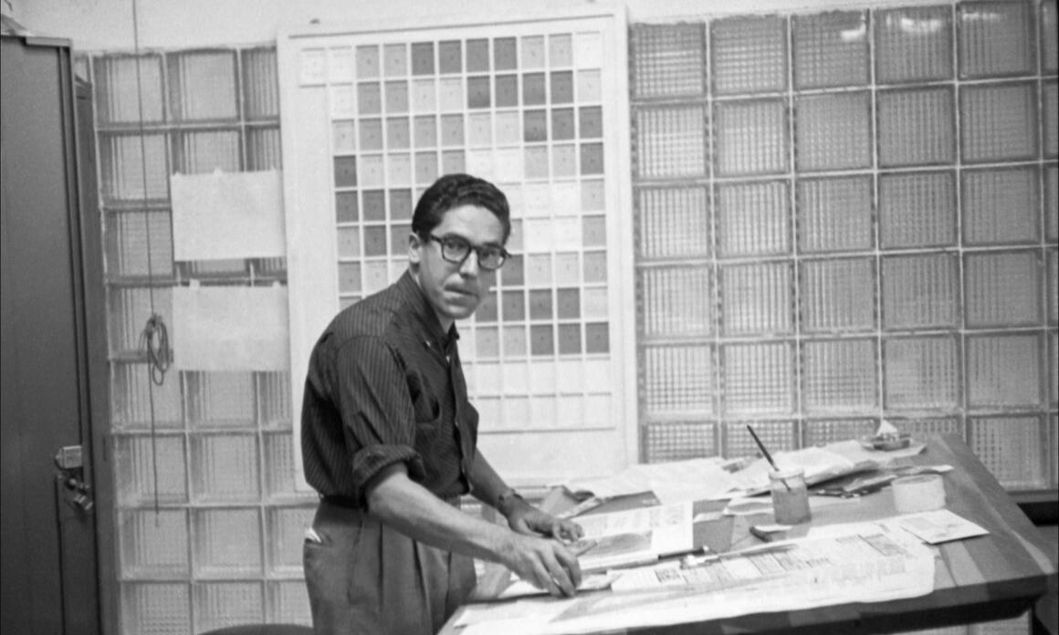Carlos Cruz-Diez en su taller de diseño, Revista Momento, Caracas 1957. Ph: Estate of Carlos Cruz-Diez - Bridgeman Images, Madrid, 2021