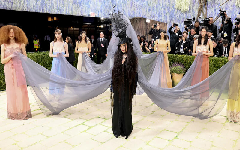 CUANDO LA MODA MIRA AL ARTE: CITAS, CUERPOS Y PODER EN LA MET GALA