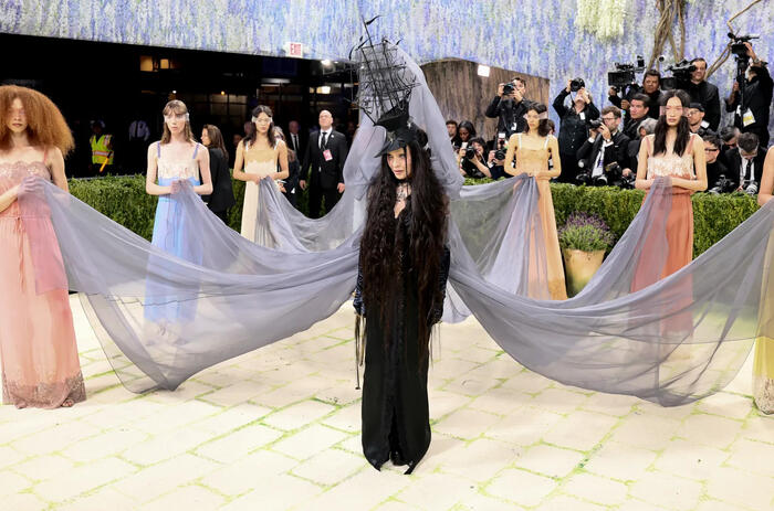 CUANDO LA MODA MIRA AL ARTE: CITAS, CUERPOS Y PODER EN LA MET GALA