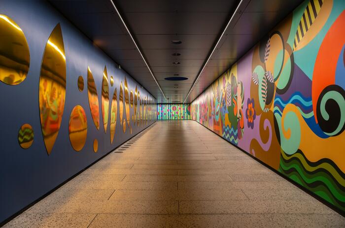 DENTRO DEL NUEVO PASAJE SUBTERRÁNEO DEL MASP: 98 METROS DE BEATRIZ MILHAZES