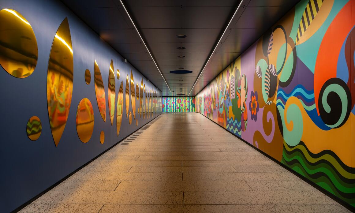 DENTRO DEL NUEVO PASAJE SUBTERRÁNEO DEL MASP: 98 METROS DE BEATRIZ MILHAZES