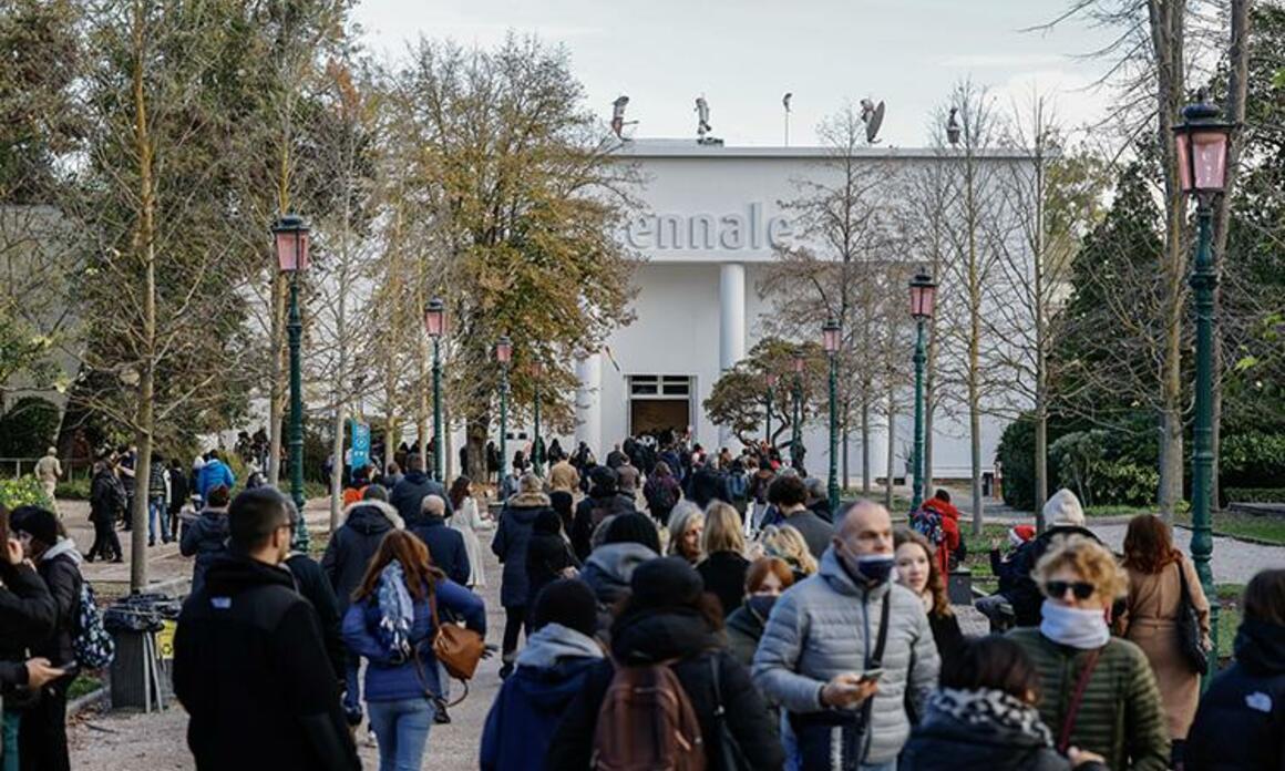 EL TEMA DE LA BIENAL DE ARTE DE VENECIA 2024: STRANIERI OVUNQUE / EXTRAÑOS EN TODAS PARTES