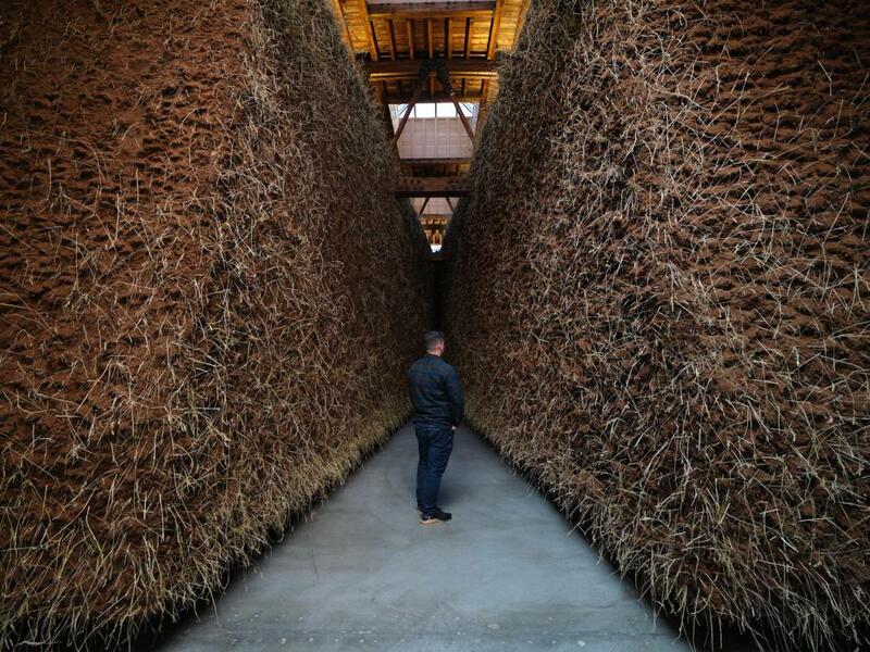 ENTRE TIERRA Y CEMENTO: DELCY MORELOS EXHIBE EN LONDRES