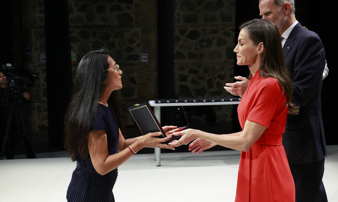 ESPAÑA CONDECORA A SANDRA GAMARRA HESHIKI CON SU MÁXIMO RECONOCIMIENTO CULTURAL