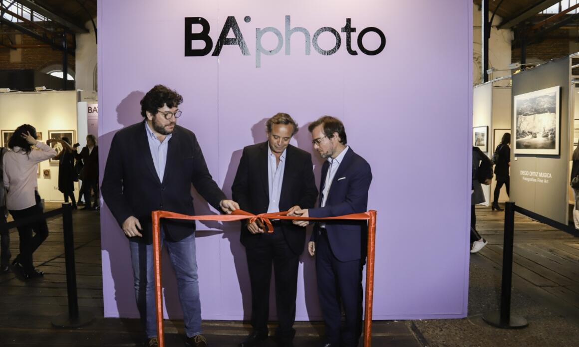 Avelluto, Costa Peuser y Avogadro cortando la cinta en la inauguración de BAphoto 2018. Ph: Francisca Etchegaray.