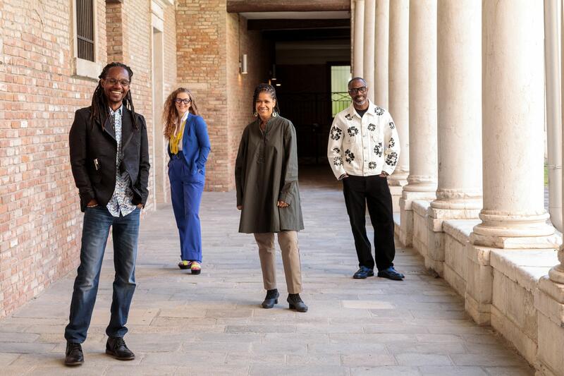  JUNKANOO EN VENECIA: ARTE, MEMORIA Y COLABORACIÓN PÓSTUMA EN EL PABELLÓN DE BAHAMAS
