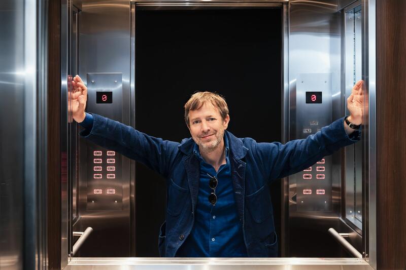 LEANDRO ERLICH EN AMOS REX: ILUSIÓN, ARQUITECTURA Y JUEGO