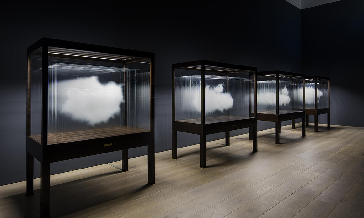 "Nube", 2018. Impresión digital de tinta cerámica sobre vidrio extra claro, vitrina de madera, luces led . 