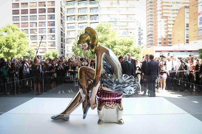 MALBA inauguró Bailarina Sentada de Jeff Koons en la explanada del museo