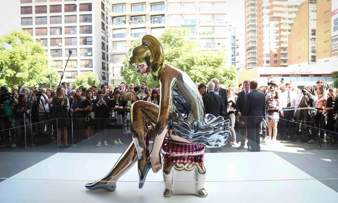MALBA inauguró Bailarina Sentada de Jeff Koons en la explanada del museo