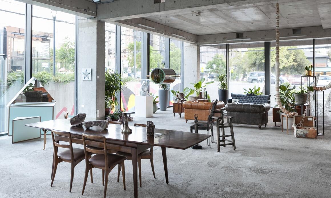 Obras de Catalina Andonie, Iván Navarro y Coutney Smith, Benjamín Ossa y Hugo Leonello en Patio de Luz Arte Contemporáneo.