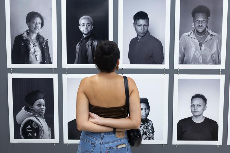 “NO TODOS LOS DÍAS SON IGUALES”: ZANELE MUHOLI EN CASA SANTA ANA