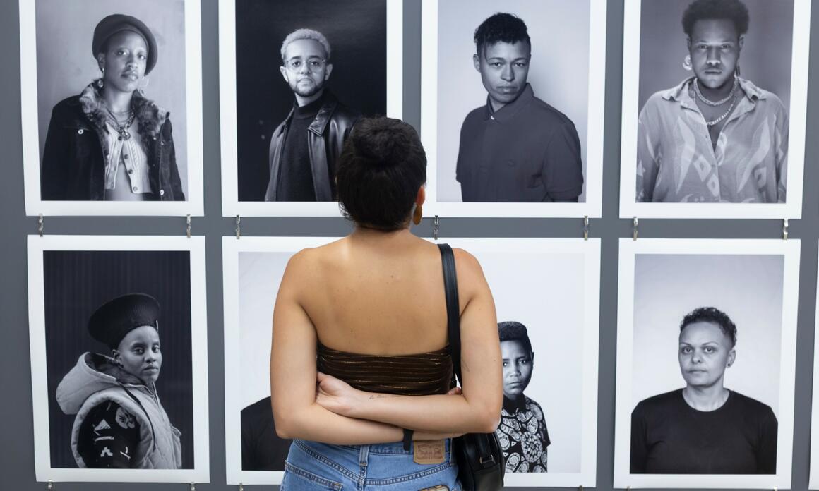 “NO TODOS LOS DÍAS SON IGUALES”: ZANELE MUHOLI EN CASA SANTA ANA