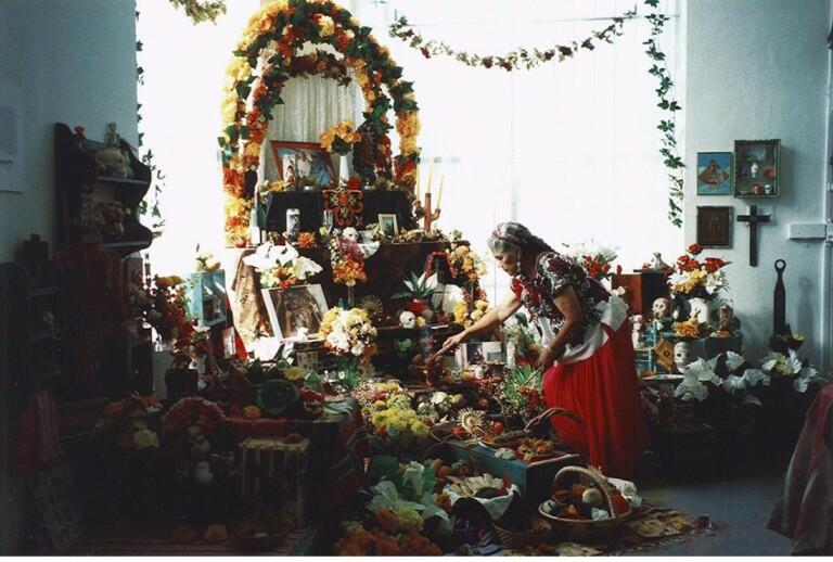 OFELIA ESPARZA DESDE 1945: TRADICIONES MEXICANAS EN CALIFORNIA 