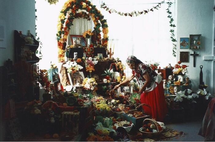 OFELIA ESPARZA DESDE 1945: TRADICIONES MEXICANAS EN CALIFORNIA 