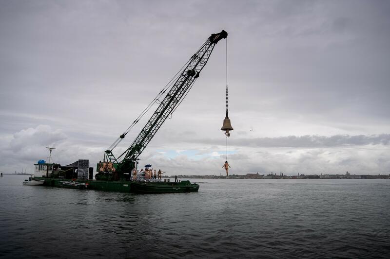 ¿QUÉ ES “SEAWORLD VENICE”? LA INSTALACIÓN EN LA BIENAL DE VENECIA QUE PONE EN ESCENA EL COLAPSO ECOLÓGICO Y SOCIAL