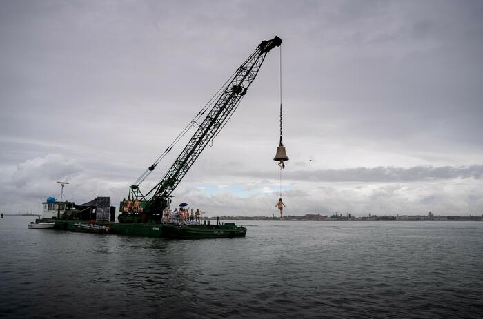 ¿QUÉ ES “SEAWORLD VENICE”? LA INSTALACIÓN EN LA BIENAL DE VENECIA QUE PONE EN ESCENA EL COLAPSO ECOLÓGICO Y SOCIAL