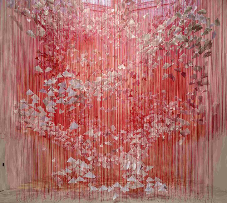 SÉ PARTE DE UNA OBRA DE ARTE COLECTIVA DE CHIHARU SHIOTA PARA LA BIENAL INTERNACIONAL DE CURITIBA