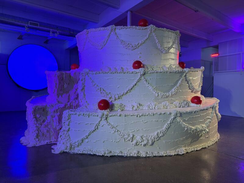 TARA LONG EN LOCUST PROJECTS: UN UNIVERSO DULCE, OSCURO Y SURREALISTA