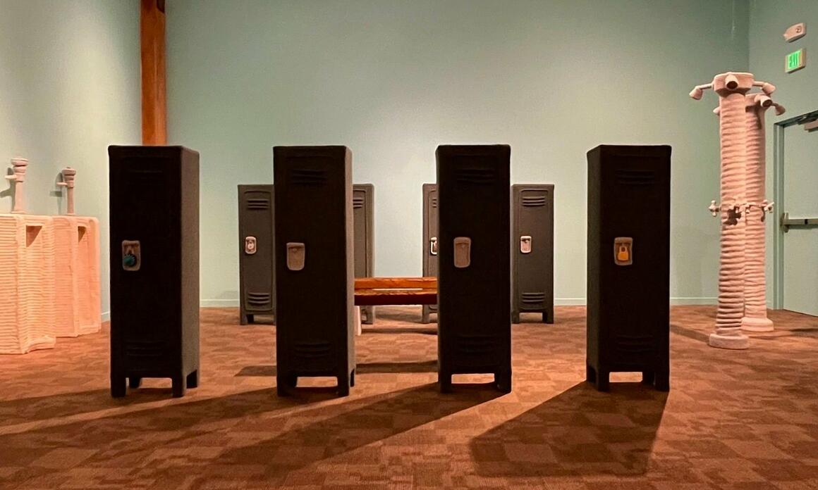 TEJIDOS Y OBRAS DEL COLECTIVO QUEER. LA EXPOSICIÓN ITINERANTE QUE LLEGÓ A CALIFORNIA