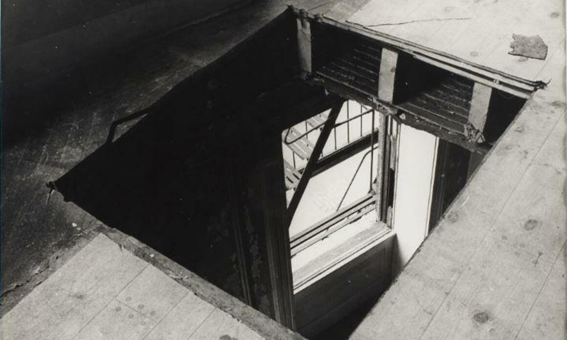 Caption / Ficha técnica: Gordon Matta-Clark, Bronx Floors [Pisos del Bronx], 1973. Impresión sobre gelatina de plata. 27.9 x 35.2 cm.  © 2017 Estate of Gordon Matta-Clark / Artists Rights Society (ARS), New York and David Zwirner, New York.