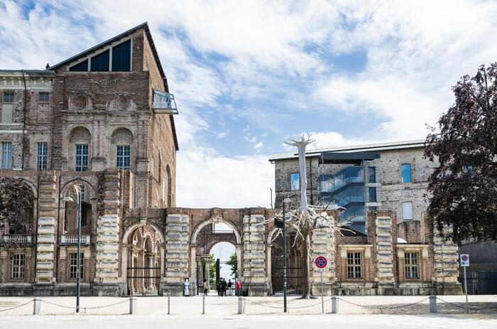 UN QUIPU CONTEMPORÁNEO ATRAVIESA EL CASTELLO DI RIVOLI
