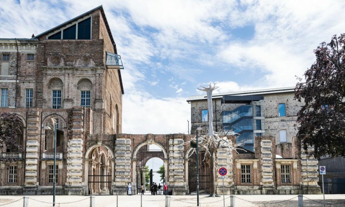 UN QUIPU CONTEMPORÁNEO ATRAVIESA EL CASTELLO DI RIVOLI
