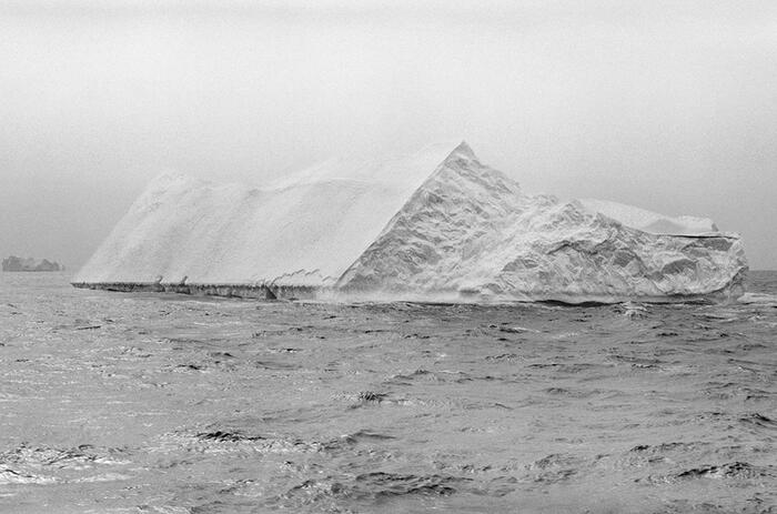 Iceberg. Photograph, 33.4 x 88.5 in. / Fotografía, 85 x 225 cm.