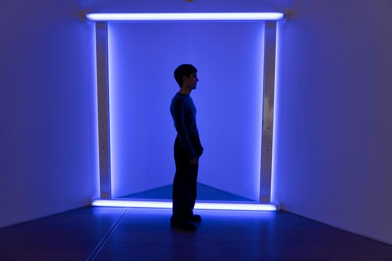 DE ÍCONOS RELIGIOSOS A ÍCONOS FLUORESCENTES: DAN FLAVIN Y LA LUZ EN MALBA