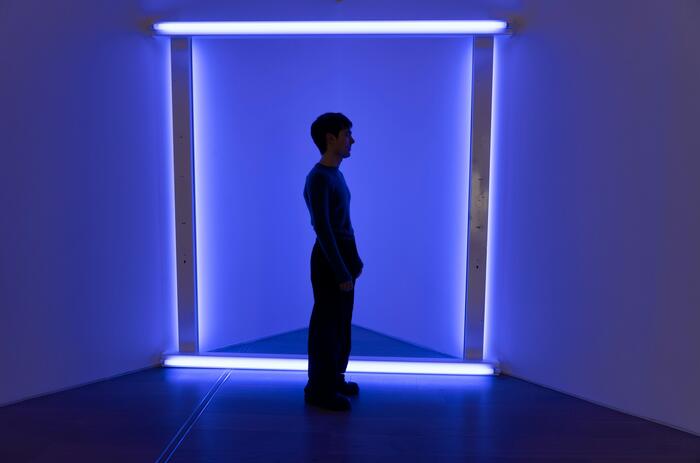 DE ÍCONOS RELIGIOSOS A ÍCONOS FLUORESCENTES: DAN FLAVIN Y LA LUZ EN MALBA