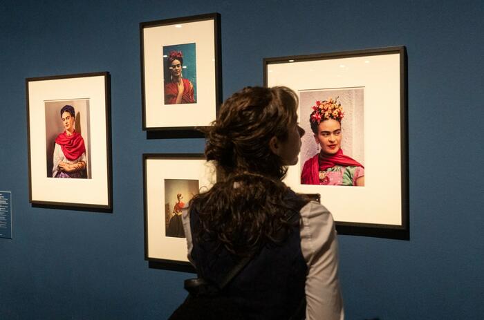 FRIDA POSA: LA FOTOGRAFÍA DE KAHLO TAMBIÉN ES OBRA