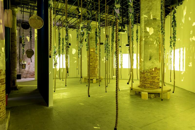 LO QUE HAY NO ES LO QUE VES: QUÉ FANTASMAS INSISTEN EN LA BIENAL DE VENECIA