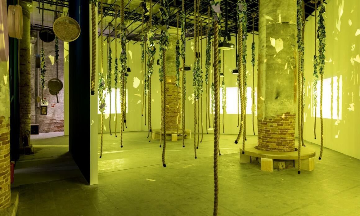 LO QUE HAY NO ES LO QUE VES: QUÉ FANTASMAS INSISTEN EN LA BIENAL DE VENECIA