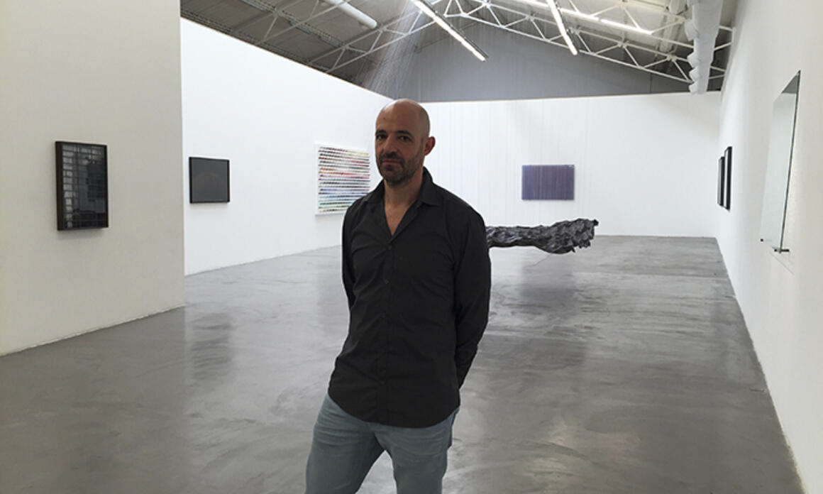 Miguel Rothschild in his exhibition /Miguel Rothschild en su exhibición