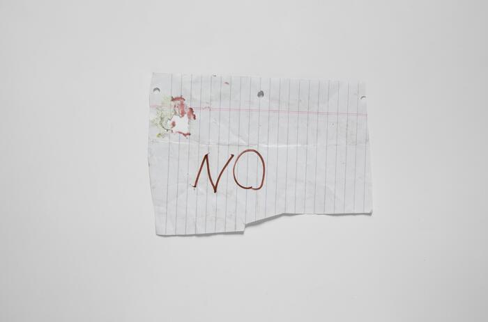 ¿QUÉ CUENTAN LOS PAPELES DE LA CALLE? JORGE MACCHI EXPONE EN MUSEO SÍVORI