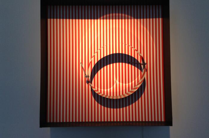 Julio Le Parc, Cercle en contorsion sur trame rouge, 1969. Métal, inox, sérigraphie, moteur. 60x60x17 cm. Photo: Daniel Avena