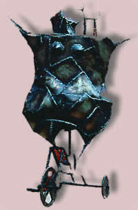 "La muchacha del triciclo", hierro forjado y soldado, altura 70 cm, año 2001.