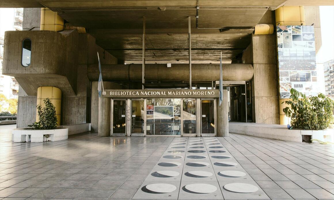 Alfabeto Lunar, 2018, bronce y cemento pulido. Entrada a la Biblioteca Nacional Mariano Moreno. Obra donada a la Biblioteca Nacional en el marco de la Semana del Arte.